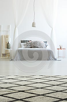 Muestreado alfombra en espacioso dormitorio 