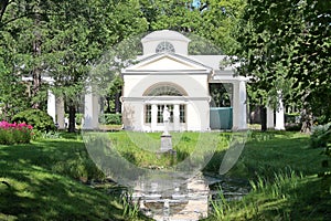 Pavilion Aviary and the statue of Venus. Pavlovsky Park. The city of Pavlovsk.