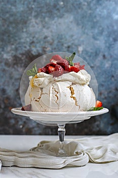 Pavlova - delicious crunchy cake with fruits