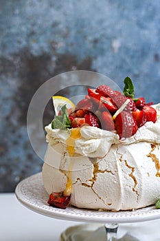 Pavlova - delicious crunchy cake with fruits