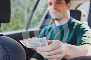 Pay by cash in taxi