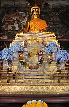 Pay Homage Golden Buddha