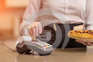 Payment for seris to a pizza serving restaurant, the waiter waits and accepts payment for pizza