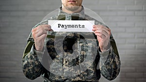 Platby slovo písomný na v ruky z samec vojak veterány podpora podpora 