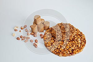 PaÃ§oquinha ,  peanuts , pÃ© de moleque and cocada on top of a white background