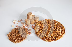 PaÃ§oquinha ,  peanuts , pÃ© de moleque and cocada on top of a white background