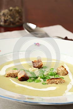 Pea soup with garlic