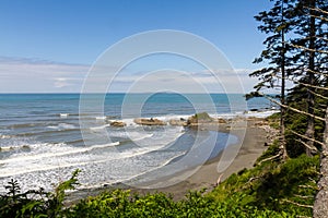 Peaceful Coastal Beauty: Sky, Horizon, and Ocean Waves