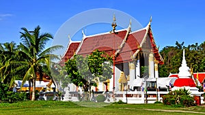Peaceful Thai temple Wat Phai Lom and its chedi