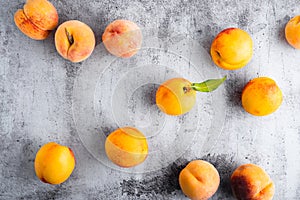 Peaches scattered on a grey background