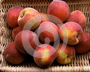 Peachs, persica vulgaris in Basket