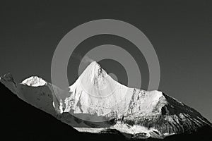 Peak Jambeyang of Shangrila photo