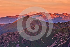 Liptovské Kopy pri východe slnka z Hladkého štítu vo Vysokých Tatrách