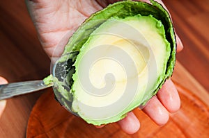 Pealing avocado