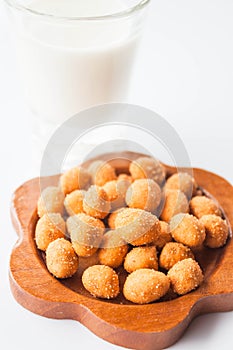 Peanut snack and dairy fresh milk