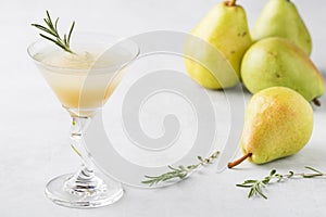 Pear cocktail with rosemary and pears.