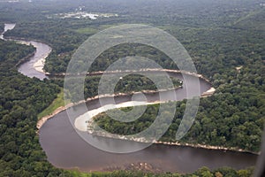 Pera un rio devanado a través de 