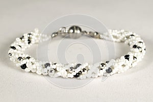 Pearl bracelet in white - black