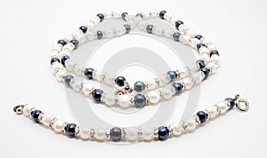 Pearl necklace and bracelet photo