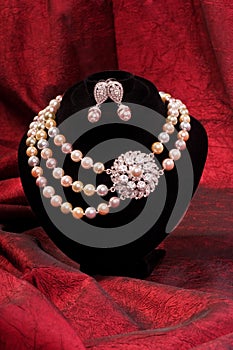 Pearl necklace and earring