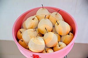 The pears in the tray, the fruit of the wedding day in Vietnam