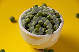 peas in a white bowl photo