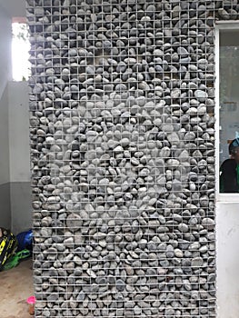 Pebble walls with wire mesh welded