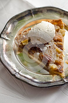 Pecan apple pie with ice cream