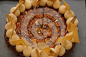 Pecan nut tart, dulce chocolate decoration