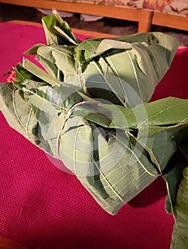 Pecel rice is packed with teak tree leaves to make the taste even more delicious photo