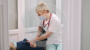 Pedeatrician pulping a little girl on checkup