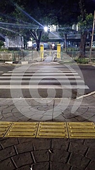 the pedestrian lane crosses the road intended for pedestrians who will cross the road.