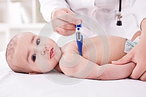 Pediatrician measure the temperature of the baby