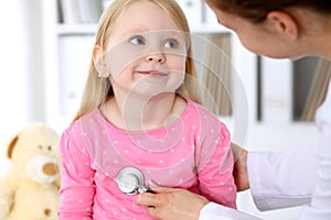 Pediatra è un cura da un bambino Ospedale. poco è un essendo Esplorare secondo medico secondo stetoscopio. cura 
