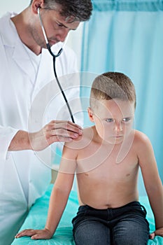 Pediatrist makes auscultation