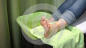 Pedicure procedure in the beauty salon. emover calluses on the feet.