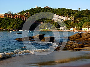 Pedras na praia de JoÃ£o Fernandes em BÃºzios, Rio de Janeiro, no final da tarde.