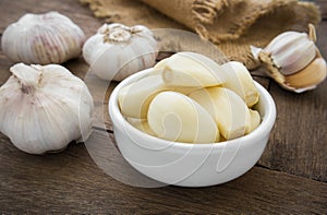 Peeled garlic in bowl