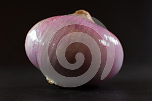 Peeled non-spicy red onion