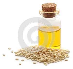 Peeled sesame seeds with oil