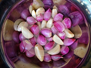 peeled shallots and garlic ready to be used as a seasoning for cooking