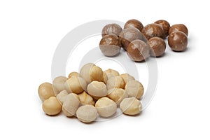 Peeled and unpeeled macadamia nuts