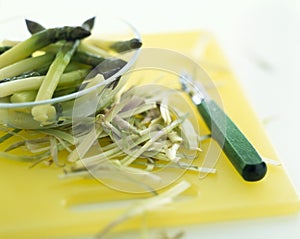 Peeling green asparagus