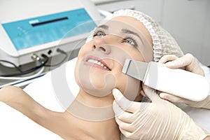 Peeling patient's face