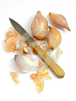 Peeling shallots