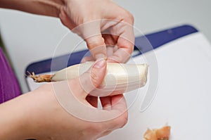 Peeling shallots