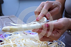 Peeling White Asparagus