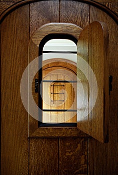Peephole window