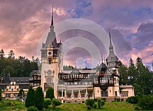Peles Hrad při západu slunce v obci Sinaia, Rumunsko, je Neo-Renesanční hrad v Karpatech v Prahova County na existující středověké cestě spojující Transylvánie a Valašska, postavena mezi lety 1873 a 1914