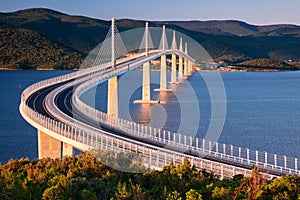 Puente Croacia sobre el amanecer 